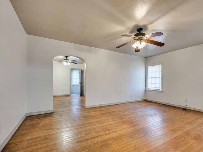 Building Photo - 2 Bed 1 Bath - Refrigerator Included - Urb...