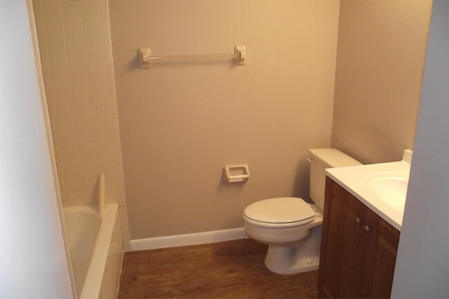 Building Photo - 5293 Vineland Rd