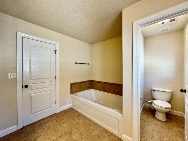 Building Photo - 4-Bedroom Home Ready 07-10-26!! Gourmet Kitchen - Fenced Backyard - Pet Friendly!