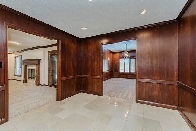Building Photo - Large Executive Home in Carmel Schools