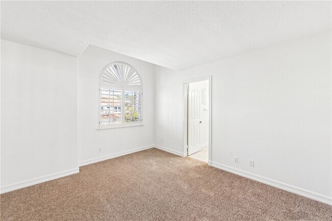 Building Photo - 5824 Spinnaker Bay Dr