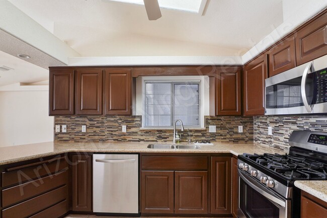 Building Photo - CUL-DE-SAC POOL HOME!