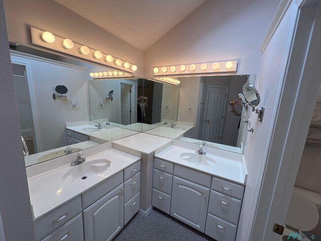 Building Photo - 721 Jeanie Dr