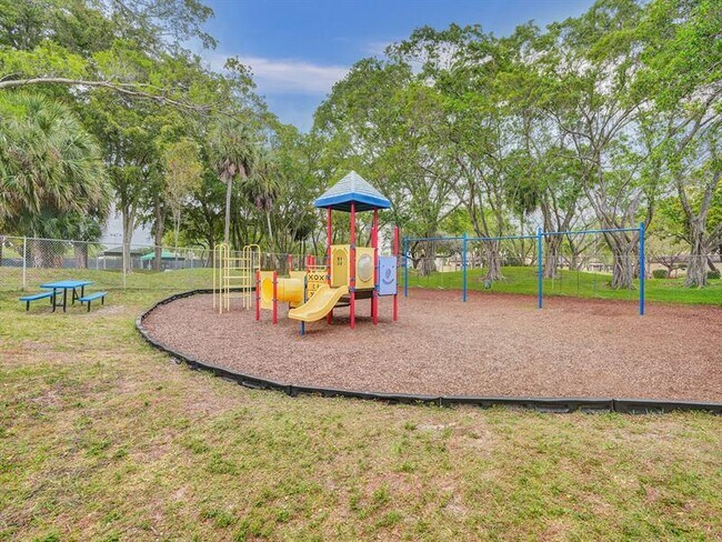 Building Photo - 2208 S Cypress Bend Dr