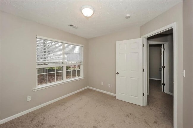 Building Photo - 60 Roxbury Ln