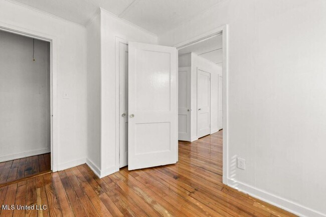 Building Photo - Charming Updated Cottage in Old Biloxi!