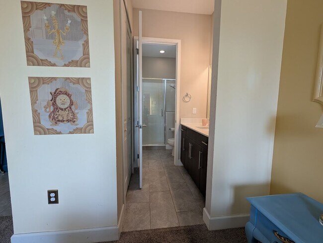 Building Photo - Beautiful Executive 4 Bed 3 Bath Home in Davenport!