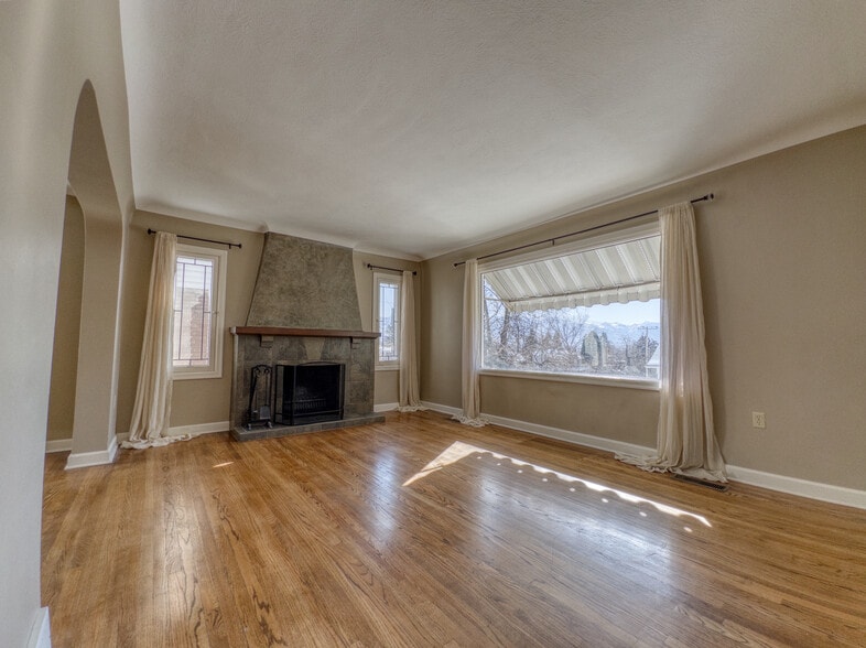 Building Photo - 483 E 8th Ave