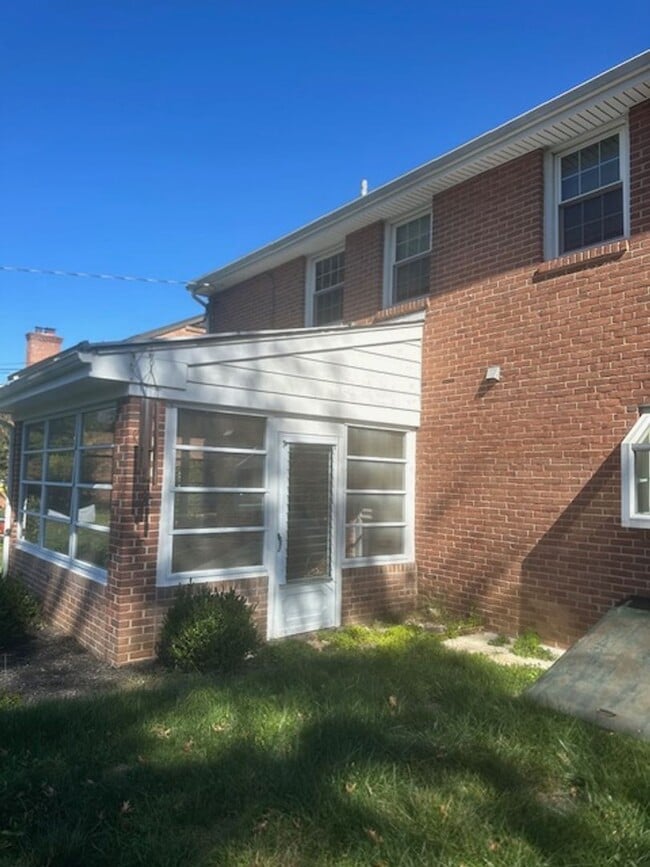 Building Photo - Lovely Colonial Home in Sharpley