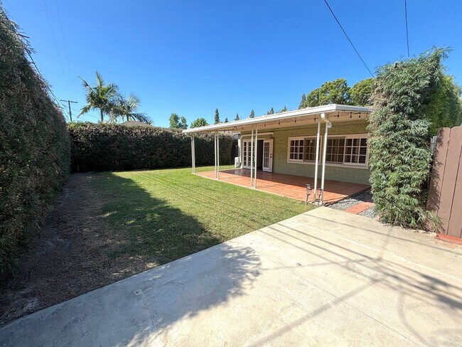 Building Photo - 2 Bedroom home located in Long Beach now available!