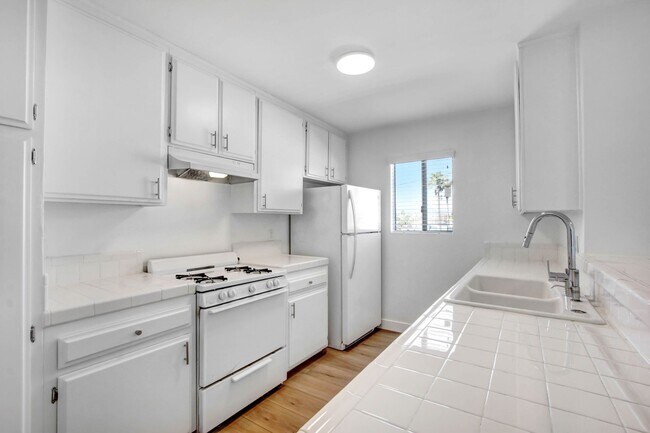 Building Photo - 817 Hill St