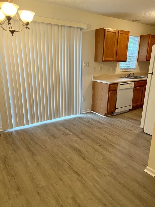 Building Photo - 3 Bedroom Townhouse in King George