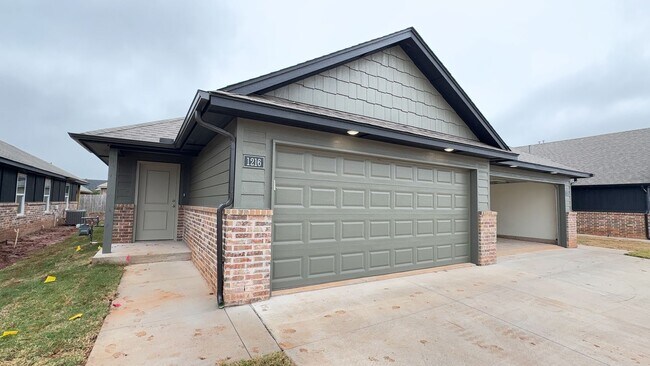 Primary Photo - 3 Bedroom 2 Bath 2 Car Garage Duplex in Gr...