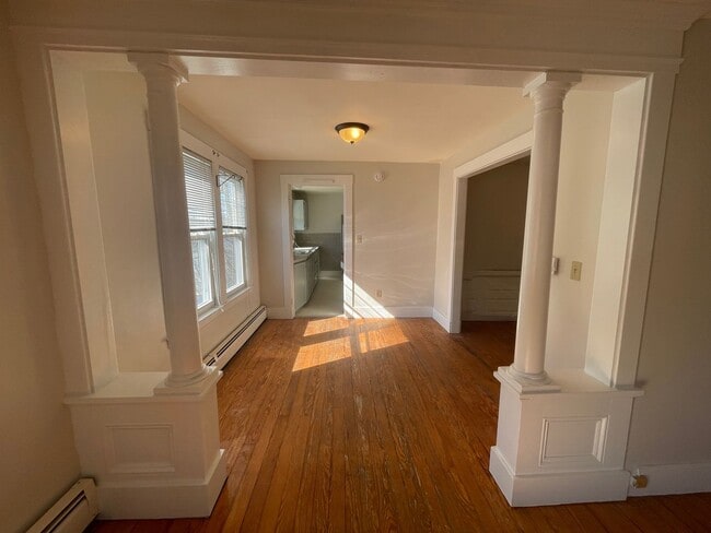 Building Photo - 2BR/1BA, WD Hookups, Parking!
