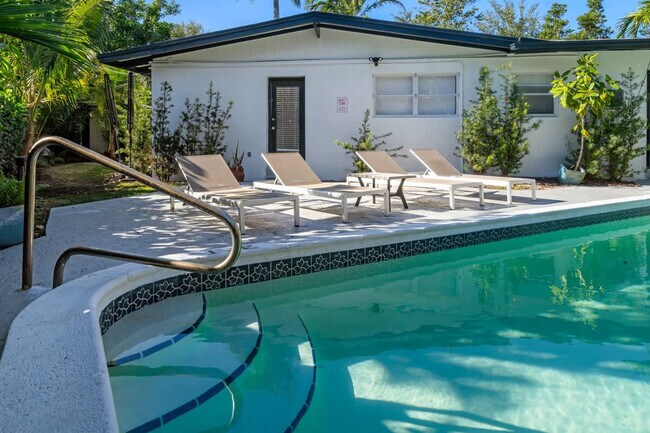 Building Photo - 714 NE 17th Ct