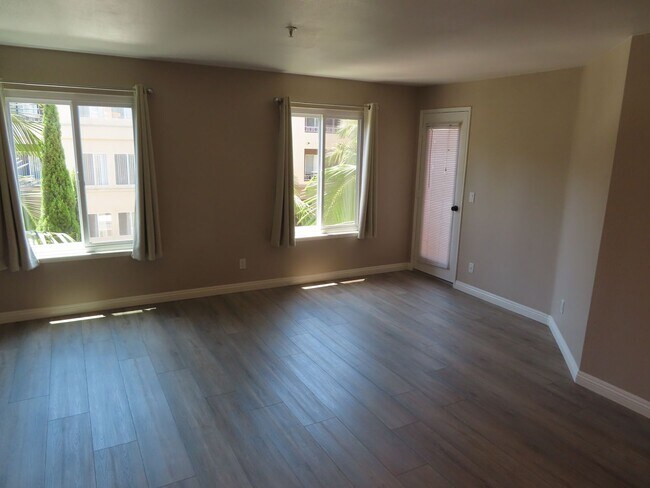 Building Photo - Two Bedroom, Two Bathroom Condo in UTC