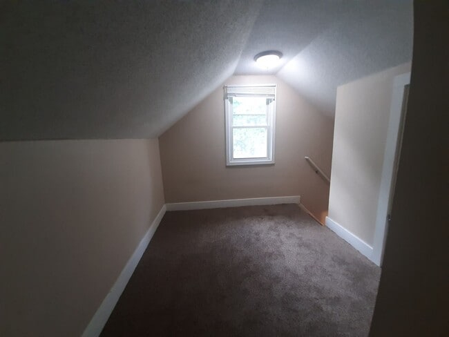 Building Photo - 3 Bedroom, 1 Bathroom home with new kitchen!
