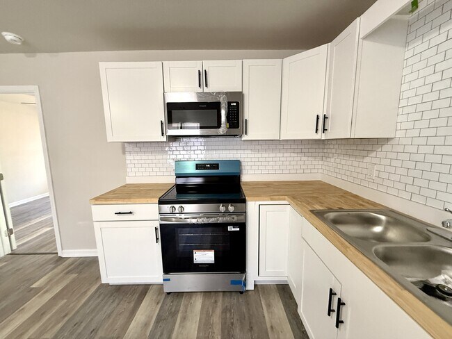 Building Photo - 312 M St NE