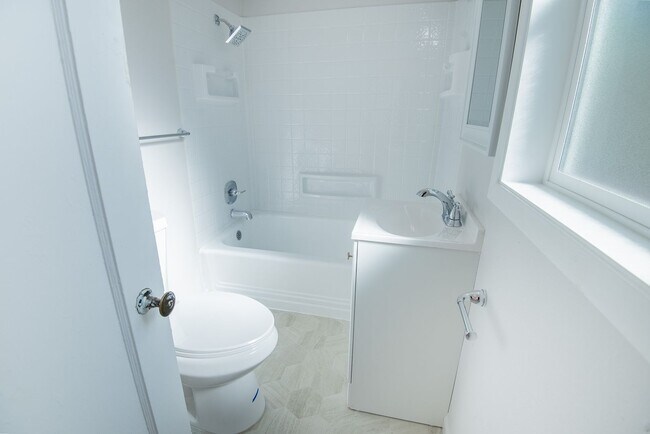 Building Photo - 19th 4-Plex - 000004