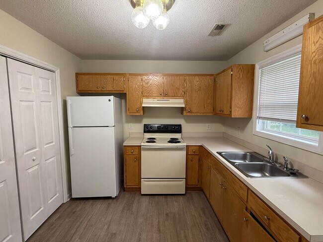 Building Photo - Two bedroom, 1 bath apartment in Graham (Park Place Apts)