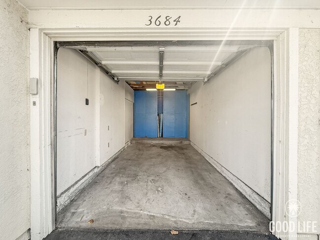 Building Photo - Beautiful 2B/2.5BA Townhouse in Carmel Val...