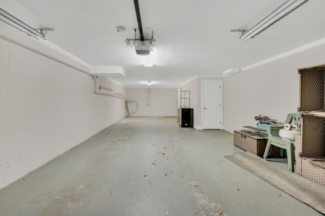 Building Photo - Awesome 2BE/2.5BA condo in Green Hills!