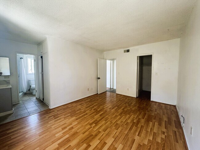 Building Photo - 2031 E Almont Ave