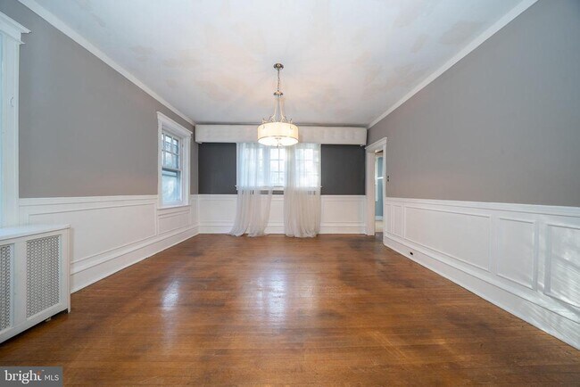 Building Photo - 709 E 20th St