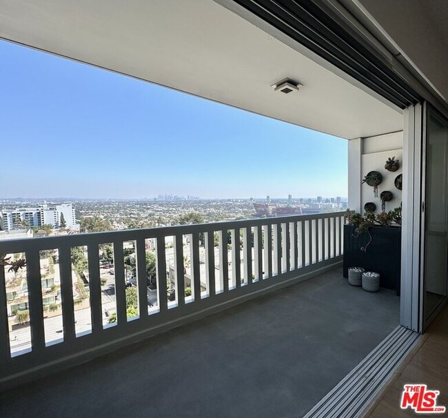 Building Photo - 999 N Doheny Dr