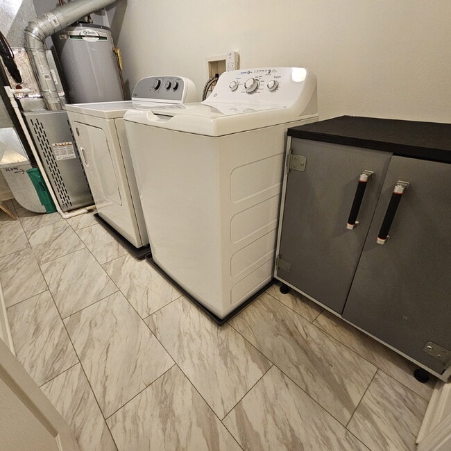 Building Photo - 2 Bedroom, 1.5 Bathroom Townhouse. Large L...