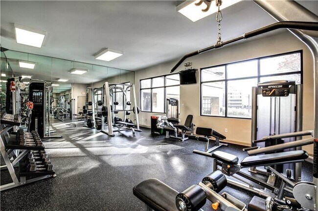 Building Photo - Renovated Condo with Skyline Views