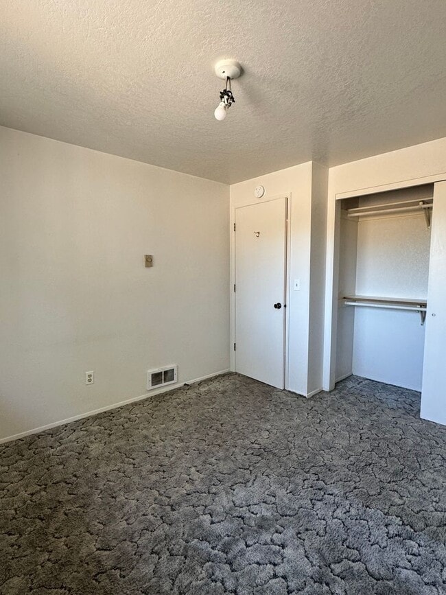 Building Photo - B1003