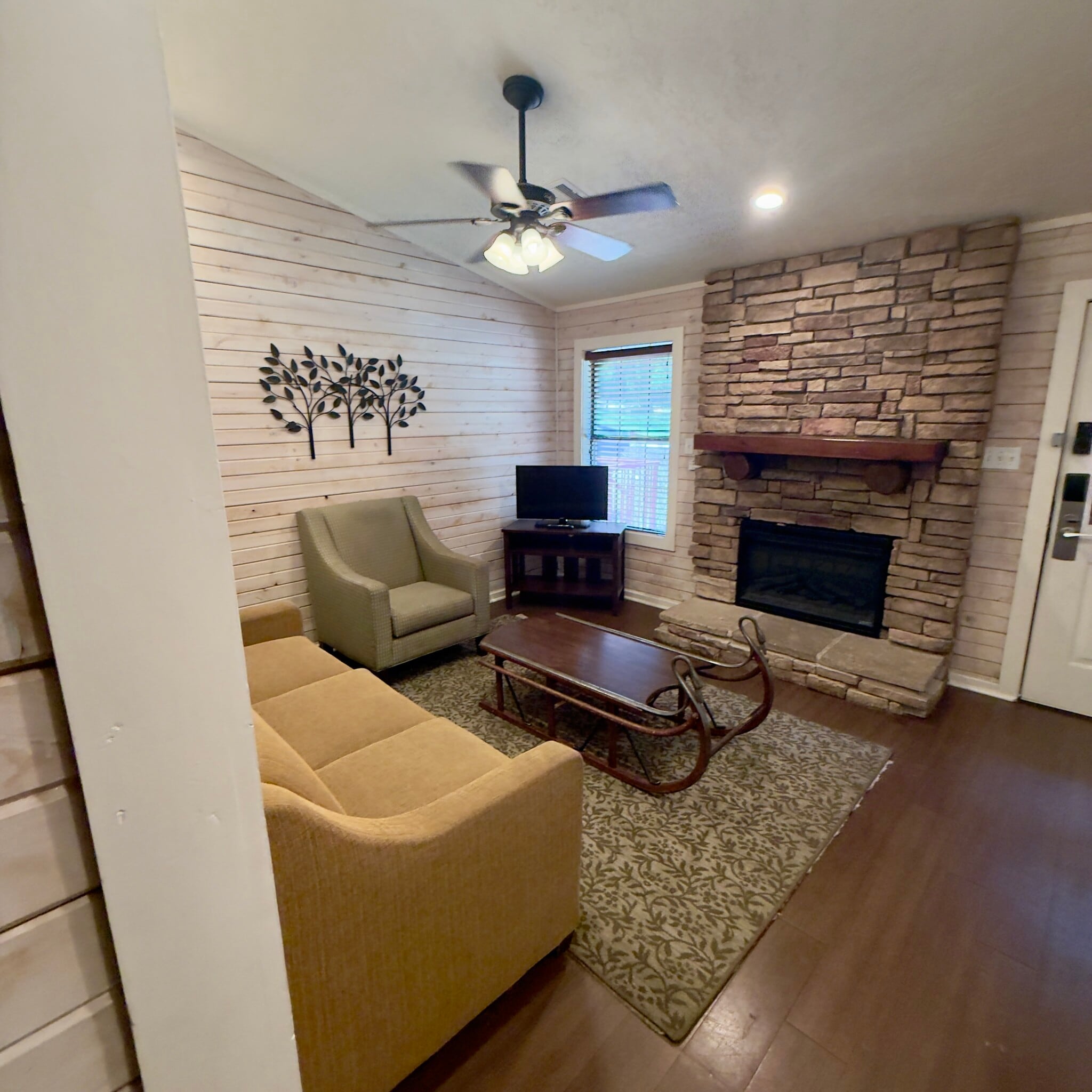 Building Photo - 8680 Piney Shores Dr