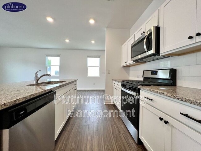 Building Photo - 5770 Thornton Dr