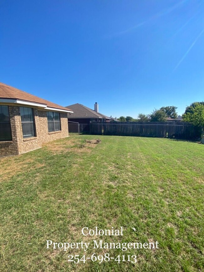 Building Photo - AVAILABLE NOW!