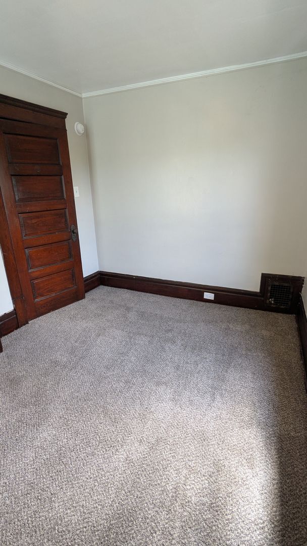 Building Photo - Spacious 5-bedroom, 1-bath home offers flexible living across multiple levels in Akron