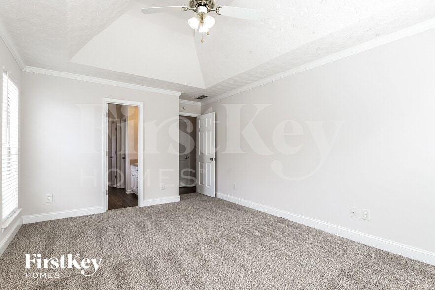 Building Photo - 807 Lazy Ln