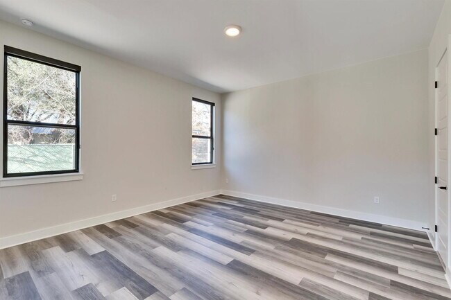 Building Photo - 1304 Minnie Dr