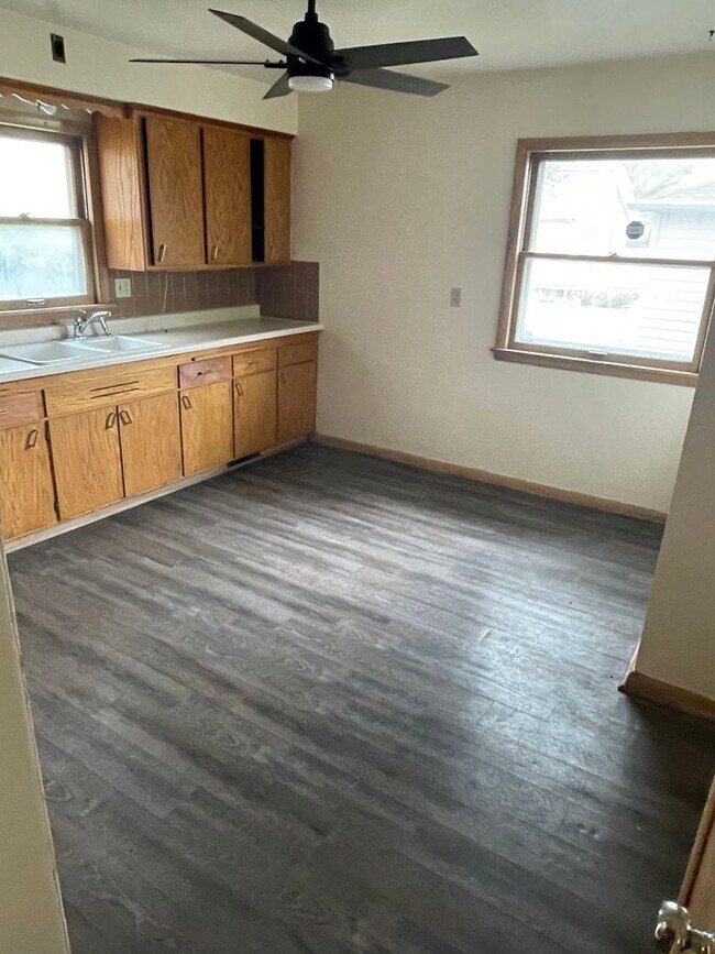Building Photo - Newly Renovated 3-Bedroom Upper Flat Near ...