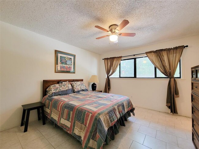 Building Photo - 3809 N Braeswood Blvd