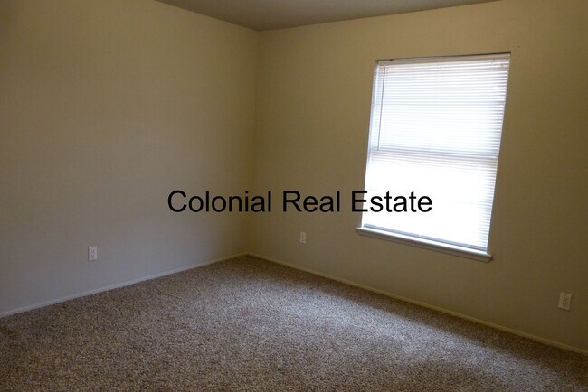 Building Photo - Spacious 3 bedroom 2 bathroom home