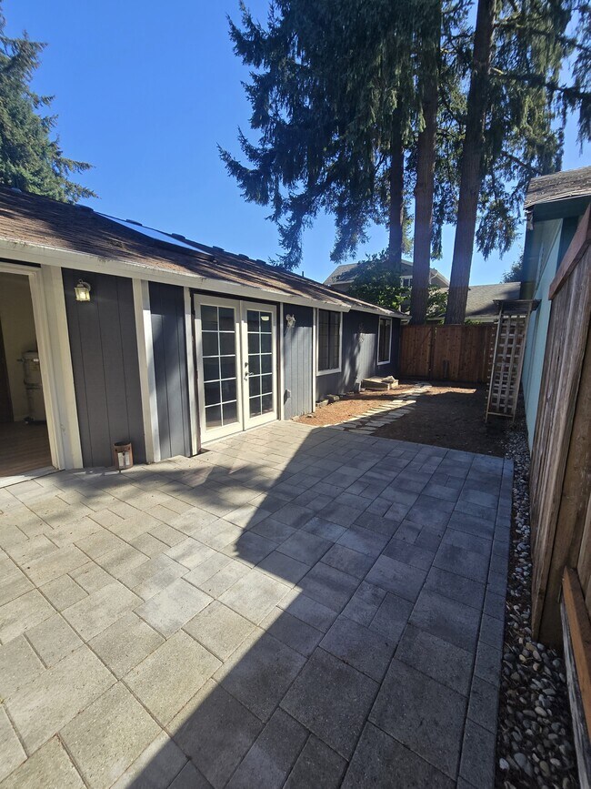 Building Photo - 581 Malibu Dr SE