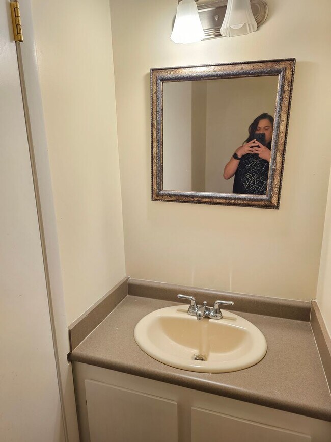 Building Photo - Townhome