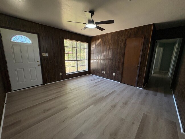 Building Photo - Gorgeous 4 bedroom/1.5 bath house with Cen...