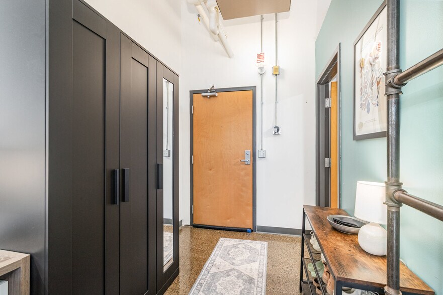 Building Photo - 500 Robert St N