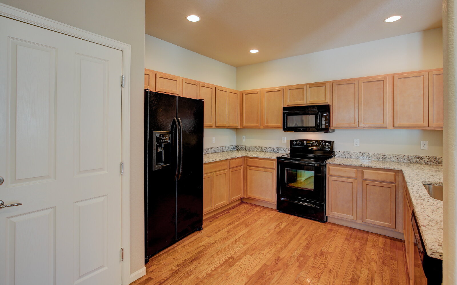 Building Photo - Granite Kitchen, Central AC, Oversized Gar...