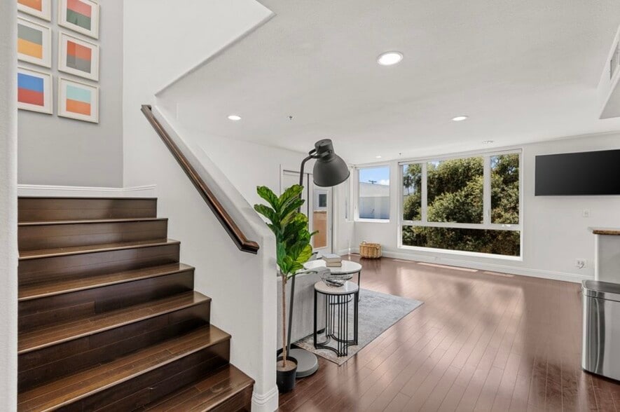 Building Photo - 924 Hornblend St