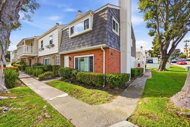 Building Photo - Remodeled 3bd/2.5bath steps from beaches, Racetrack, and Cedros Design district