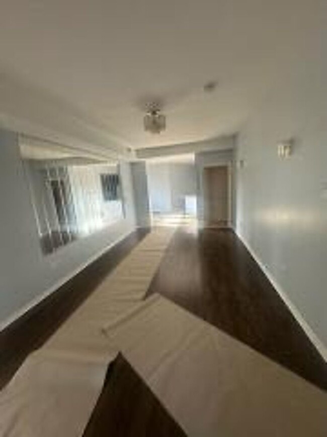 Building Photo - Large 3 bedroom 2 bathroom Condo with Cent...