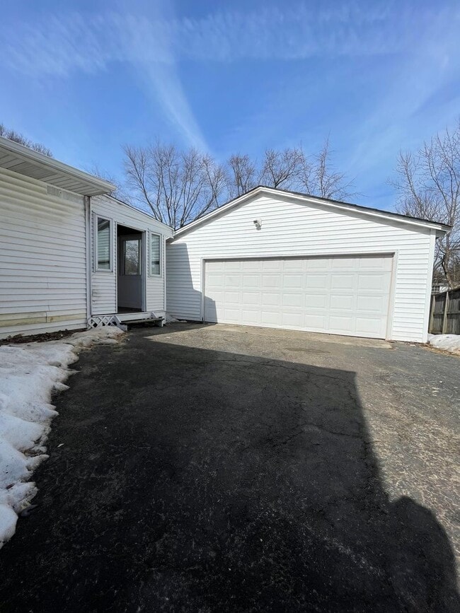 Building Photo - Charming Remodeled 3BR Home with Modern Finishes and Spacious Fenced in Yard